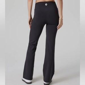 Vuori Chilled Out Bootcut Leggings | High-Rise | V-Waist | Washed Black | Medium